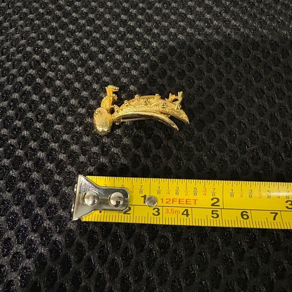 Vintage Gold Tone Pelican Brooch with Fish Accent - Nautical/ Coastal Chic - Picture 6 of 8